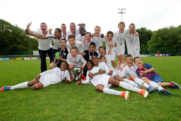 Racing jubelt, freut sich, Jubel, Freude nach dem Pokalsieg - mit Ryan Johansson (Haende am Pokal), Leandro Barreiro (Kapitaen, vorne liegend) Fussball Jugend Pokalfinale Minimes (U13) 2012-2013 Swift Hesperingen - RFCU Luxemburg 08.06.2013 