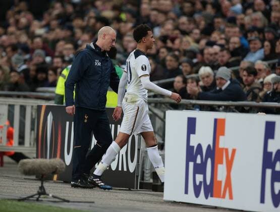 Bilder des Tages - SPORT February 23, 2017 - London, England, United Kingdom - Tottenham Hotspur s Dele Alli gets red card during UEFA Europa League - Round of 32 match between Tottenham Hotspur and KAA Gent at Wembley stadium 23 Feb 2017 Tottenham Hotspur v KAA Gent - UEFA Europa League Round of 32: Second Leg  - ZUMAn230 20170223_zaa_n230_319 Copyright: xKieranxGalvinx