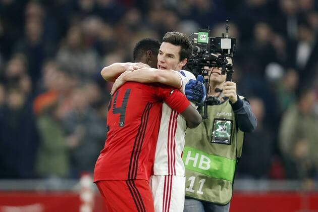 (L-R) goalkeeper Andre Onana of Ajax, Nick Viergever of Ajaxduring the UEFA Europa League round of 16 match between Ajax Amsterdam and Legia Warsaw at the Amsterdam Arena on February 23, 2017 in Amsterdam, The Netherlands Ajax v Legia Warschau UEFA Europa League 2016 2017 xVIxxIVx 7185564