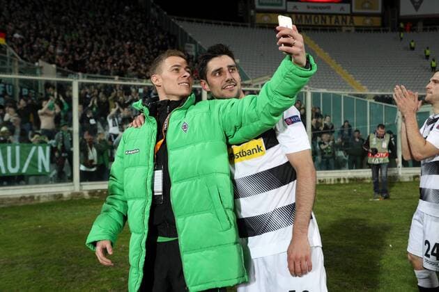 Bilder des Tages - SPORT selfie Lars Stindl Celebration Borussia Monchengladbach under our supporters selfie Lars Stindl Firenze 23-02-2017 Stadio Artemio Franchi ACF Fiorentina vs. Borussia Monchengladbach Fiorentina - Borussia M gladbach Europa League 2016 2017 Round of 16 2nd leg lucaxpagliaricci