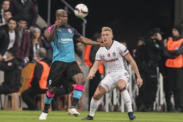 (L-R) Anthony Nwakaeme of Hapoel Be’er Sheva, Andreas Beck of Besiktas JKduring the UEFA Europa League round of 16 match between Besiktas JK and Hapoel Be’er Sheva on February 23, 2017 at the Vodafone Arena in Istanbul, Turkey Besiktas JK v Hapoel Be’er Sheva UEFA Europa League 2016 2017 xVIxGerritxvanxKeulenxIVx 7187697