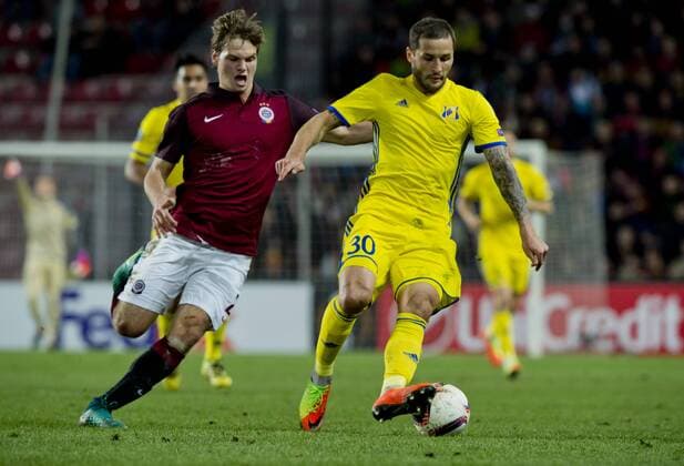 Sparta s Matej Pulkrab, left, and Fjodor Kudrjasov of Rostov in action during the Europa League round of 32 play off soccer match between AC Sparta Praha and FK Rostov in Prague, Czech Republic, on Thursday, February 23, 2017. (CTKxPhoto VitxSimanek) CTKPhotoP201702231118601  VIS 005