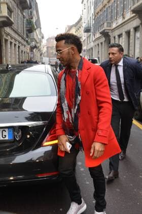 Lewis Hamilton bei Ankunft zur Emporio Armani Modenschau in Mailand Milan, Lewis Hamilton host the parade Emporio Armani  Copyright: xSimonexComix xIPAx xSimonexComix