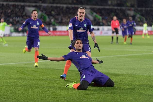Themen der Woche - Sport Bilder des Tages - SPORT GER, 1.FBL, VFL Wolfsburg vs Werder Bremen 24.02.2017, Volkswagen Arena, Wolfsburg, GER, 1.FBL, VFL Wolfsburg vs Werder Bremen, im Bild Serge Gnabry (Bremen 29) jubel nach dem o zu 1 Max Kruse (Bremen 10) nordphotoxKokenge
