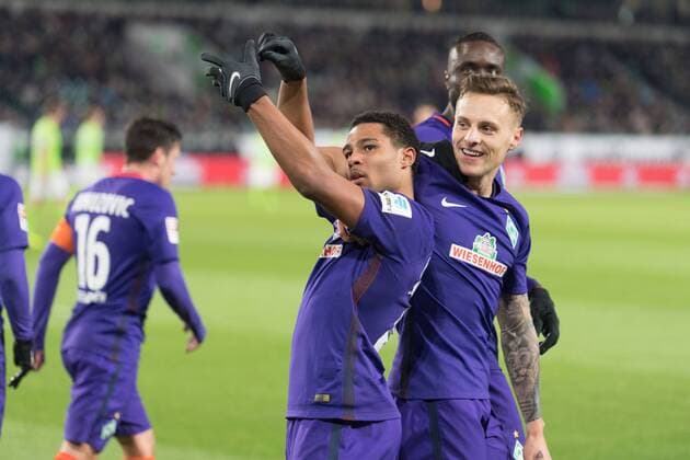 GER, 1.FBL, VFL Wolfsburg vs Werder Bremen 24.02.2017, Volkswagen Arena, Wolfsburg, GER, 1.FBL, VFL Wolfsburg vs Werder Bremen, im Bild Serge Gnabry (Bremen 29) jubel nach dem o zu 1 Robert Bauer (Bremen 4) Lamine Sane Sane (Bremen 26) nordphotoxKokenge