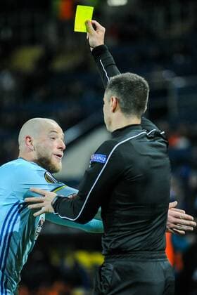 Fußball, EL, Schachtar Donezk - Celta de Vigo February 23, 2017 - Kharkiv, Ukraine - Guidetti and referee during the Europa League Round of 32 reverse match between Shakhtar (Donetsk, Ukraine) and Celta (Vigo, Spain) at Metalist Stadium on February 23, 2017 in Kharkiv, Ukraine Shakhtar Donetsk v Celta Vigo - UEFA Europa League Round of 32: Second Leg  - ZUMAn230 20170223_zaa_n230_624 Copyright: xAnatoliyxCherkasovx