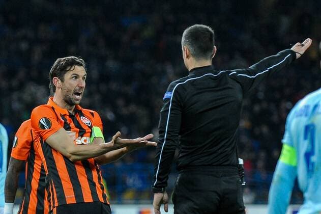 Fußball, EL, Schachtar Donezk - Celta de Vigo February 23, 2017 - Kharkiv, Ukraine - Dario Srna and referee during the Europa League Round of 32 reverse match between Shakhtar (Donetsk, Ukraine) and Celta (Vigo, Spain) at Metalist Stadium on February 23, 2017 in Kharkiv, Ukraine Shakhtar Donetsk v Celta Vigo - UEFA Europa League Round of 32: Second Leg  - ZUMAn230 20170223_zaa_n230_622 Copyright: xAnatoliyxCherkasovx
