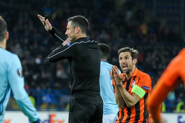 Fußball, EL, Schachtar Donezk - Celta de Vigo February 23, 2017 - Kharkiv, Ukraine - Dario Srna and referee during the Europa League Round of 32 reverse match between Shakhtar (Donetsk, Ukraine) and Celta (Vigo, Spain) at Metalist Stadium on February 23, 2017 in Kharkiv, Ukraine Shakhtar Donetsk v Celta Vigo - UEFA Europa League Round of 32: Second Leg  - ZUMAn230 20170223_zaa_n230_631 Copyright: xAnatoliyxCherkasovx