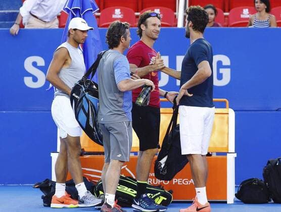 Spanish tennis player Rafael Nadal (L) and his coach Carlos Moya (2-R) chat with Spanish tennis player Feliciano Lopez (R) during a training session in the central court ahead of the Abierto Mexicano Telcel tennis ournament, in Acapulco, Mexico, 24 February 2017. The tennis tournament runs from 27 February to 04 March 2017. Spanish tennis player Rafael Nadal trainning session !ACHTUNG: NUR REDAKTIONELLE NUTZUNG!  Copyright: xCeciliaxCaslaxUrteagax 20170225-636236097383474762