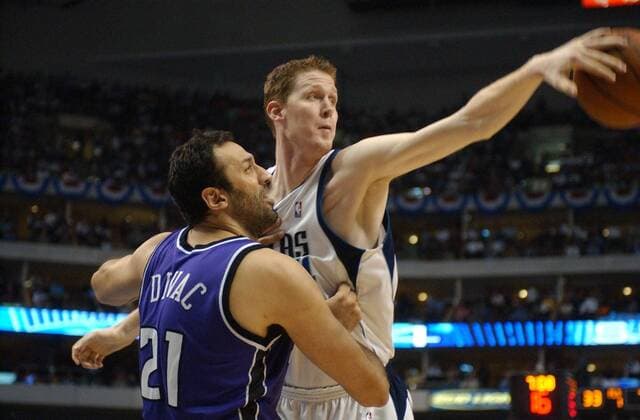 Shawn Bradley deflects a pass intended for Kings center Vlade Divac in the second quarter of game 5 of the Western Conference Semifinals between the Sacramento Kings and the Dallas Mavericks at the American Airlines Center, Dallas, Texas, Tuesday, May 13, 2003. Sacramento Bee photograph by ZUMA Press Sacramento Bee Image Archive  - ZUMAFENS 20030922_aai_s76_126 Copyright: xJosexLuisxVillegasx