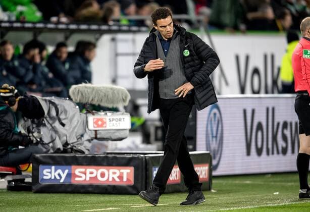 24. Februar 2017: Wolfsburg, Volkswagen Arena: Fussball 1. Bundesliga, 22. Spieltag: VfL Wolfsburg - SV Werder Bremen: Wolfsburgs Trainer Valerien Ismael nachdenklich.