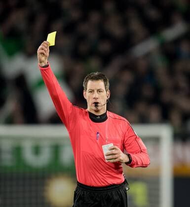 24. Februar 2017: Wolfsburg, Volkswagen Arena: Fussball 1. Bundesliga, 22. Spieltag: VfL Wolfsburg - SV Werder Bremen: Schiedsrichter Wolfgang Stark.