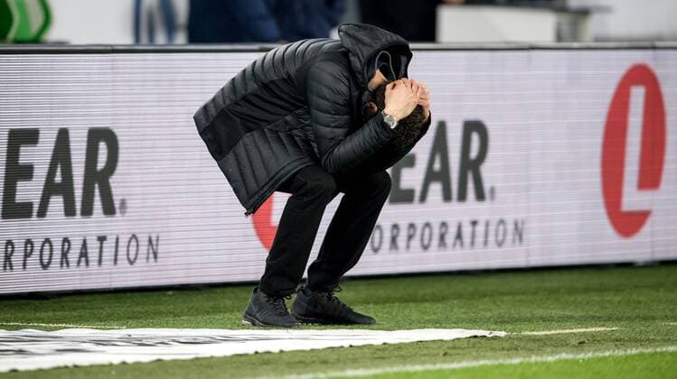 24. Februar 2017: Wolfsburg, Volkswagen Arena: Fussball 1. Bundesliga, 22. Spieltag: VfL Wolfsburg - SV Werder Bremen: Wolfsburgs Trainer Valerien Ismael nachdenklich.