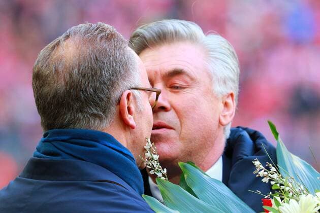 Themen der Woche - Sport Bilder des Tages - SPORT Karl-Heinz Rummenigge gratuliert Trainer Carlo Ancelotti (FC Bayern München) zu seinem 1000sten Spiel Fussball 1. BL Arena München FC Bayern München - Hamburger SV 25.02.2017