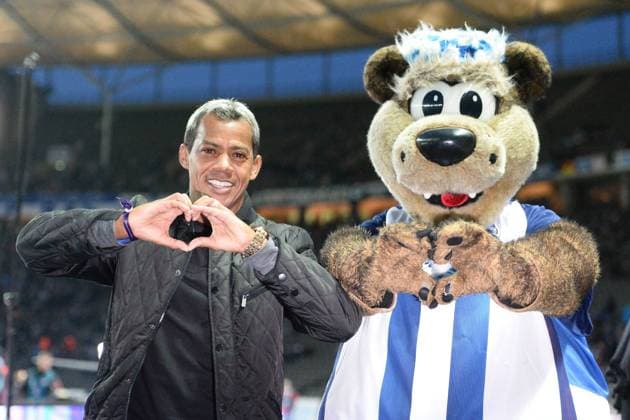 Themen der Woche - Sport Bilder des Tages - SPORT Fussball, Herren, 1. Bundesliga, Saison 2016 2017 (22. Spieltag), Hertha BSC - Eintracht Frankfurt, Ex-Herthaner Marcelinho (li.) und Maskottchen Herthinho vor dem Spiel, 25.02.17,