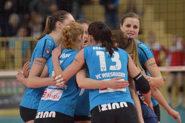 25.02.2017, xtkx, Volleyball 1.Bundesliga Damen, VC Wiesbaden - Köpenicker SC, emspor, v.l. Karolina Bednarova (VC Wiesbaden) , Tanja Grosser (VC Wiesbaden) , Delainey Aigner Sweesey (VC Wiesbaden) , Wiesbaden
