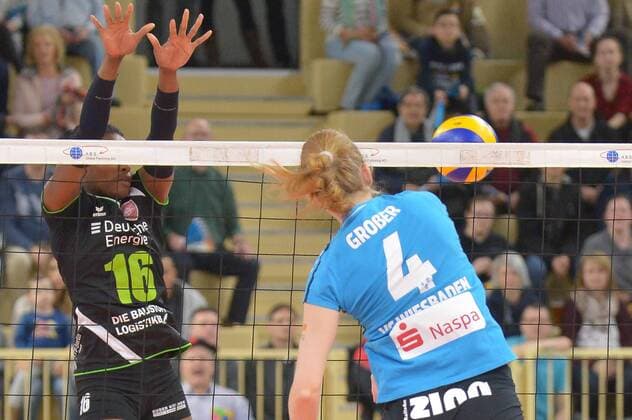 25.02.2017, xtkx, Volleyball 1.Bundesliga Damen, VC Wiesbaden - Köpenicker SC, emspor, v.l. Nuira Lopes da Silva (Koepenick) , Tanja Grosser (VC Wiesbaden) , Wiesbaden