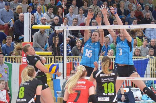 25.02.2017, xtkx, Volleyball 1.Bundesliga Damen, VC Wiesbaden - Köpenicker SC, emspor, v.l. Dominice Steffen (Koepenick) , Delainey Aigner Sweesey (VC Wiesbaden) , Molly McCage (VC Wiesbaden) , Wiesbaden
