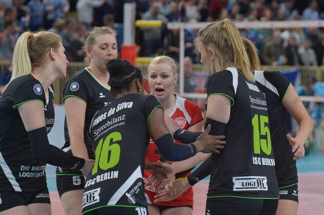 25.02.2017, xtkx, Volleyball 1.Bundesliga Damen, VC Wiesbaden - Köpenicker SC, emspor, v.l. Nuira Lopes da Silva (Koepenick) , Nele Iwohn (Koepenick) , Wiesbaden