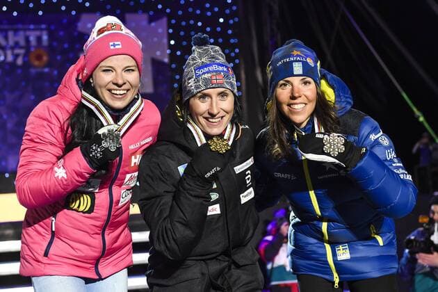 Bilder des Tages - SPORT 170225 Krista Parmakoski, Finland, Marit Björgen, (NOR), och Charlotte Kalla, (SWE), pa prispallen jublar vid - Siegerehrung - Nordische SKI WM in Lahti.  Copyright: CARLxSANDIN BB170225CS171