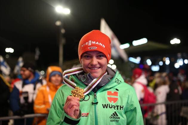 Bilder des Tages - SPORT NORDIC SKIING - FIS WC Lahti 2017 LAHTI,FINLAND,25.FEB.17 - NORDIC SKIING, Ski jumping Skispringen Ski nordisch - FIS Nordic World Ski Championships, normal hill, ladies, award ceremony. Image shows Carina Vogt (GER). GEPAxpictures xDanielxGoetzhaber