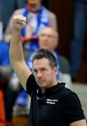 Stuttgart Volleyball Allianz MTV Stuttgart vs. USC Münster, Trainer Guillermo Hernandez (Stuttgart) jubelt und ballt die Faust