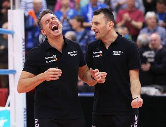 Stuttgart Volleyball Allianz MTV Stuttgart vs. USC Münster, v.l. Trainer Guillermo Hernandez (Stuttgart) und Co-Trainer Giannis Athanasopoulos (Stuttgart) haben Spaß