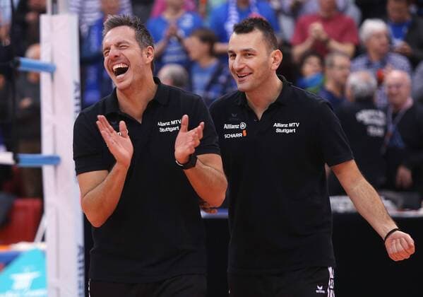 Stuttgart Volleyball Allianz MTV Stuttgart vs. USC Münster, v.l. Trainer Guillermo Hernandez (Stuttgart) und Co-Trainer Giannis Athanasopoulos (Stuttgart) haben Spaß