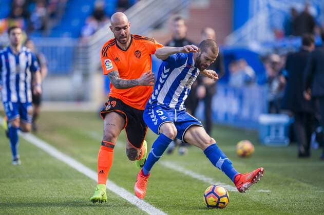 Fußball, CD Alaves - FC Valencia LaLiga match between CD Alaves and FC Valencia. In this picture, Zaza and Laguardia. xjuanxmanuelxserranoxarcex 