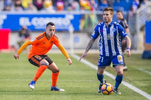 Fußball, CD Alaves - FC Valencia LaLiga match between CD Alaves and FC Valencia. In this picture, Orellana and Francisco Femenia. xjuanxmanuelxserranoxarcex 