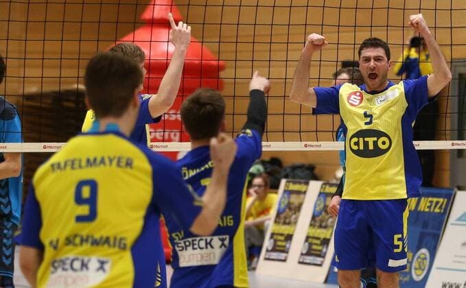 25.02.2017 - Volleyball - 2. Bundesliga Süd Männer - Saison 2016 2017 - SV Schwaig - FT Freiburg - MaWi - Florian Tafelmayer (9, SV Schwaig, links) Jonathan Schönhagen Schoenhagen (11, SV Schwaig, mitte) Laurentiu Vinatoru (5, SV Schwaig, rechts) - jubeln Jubel Freude