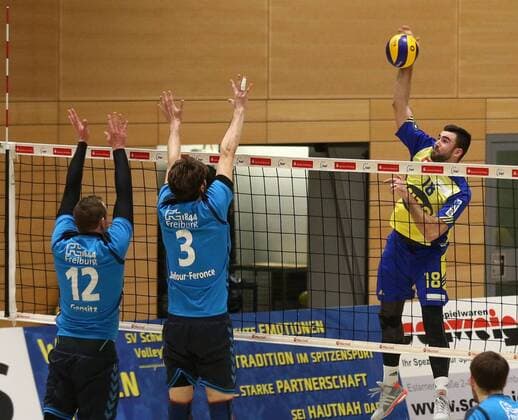 25.02.2017 - Volleyball - 2. Bundesliga Süd Männer - Saison 2016 2017 - SV Schwaig - FT Freiburg - MaWi - Marcus Gensitz (12, FT Freiburg, links) Eric Dufour-Feronce (3, FT Freiburg, mitte) Michal Dzierwa (18, SV Schwaig, rechts)