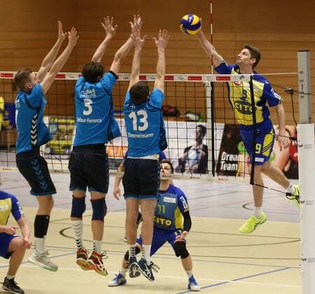 25.02.2017 - Volleyball - 2. Bundesliga Süd Männer - Saison 2016 2017 - SV Schwaig - FT Freiburg - MaWi - v.l.n.r.: David Strobel (7, FT Freiburg), Eric Dufour-Feronce (3, FT Freiburg), Marc Zimmermann (13, FT Freiburg), Florian Tafelmayer (9, SV Schwaig)