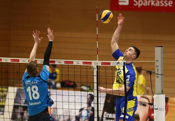 25.02.2017 - Volleyball - 2. Bundesliga Süd Männer - Saison 2016 2017 - SV Schwaig - FT Freiburg - MaWi - Dominic Salomon (18, FT Freiburg, links) Perica Stanic (16, SV Schwaig, rechts)