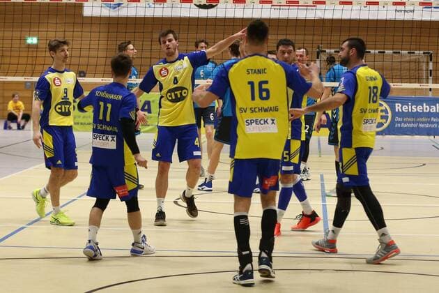 25.02.2017 - Volleyball - 2. Bundesliga Süd Männer - Saison 2016 2017 - SV Schwaig - FT Freiburg - MaWi - Mariusz Wacek (4, SV Schwaig, mitte) und Team - jubeln Jubel Freude
