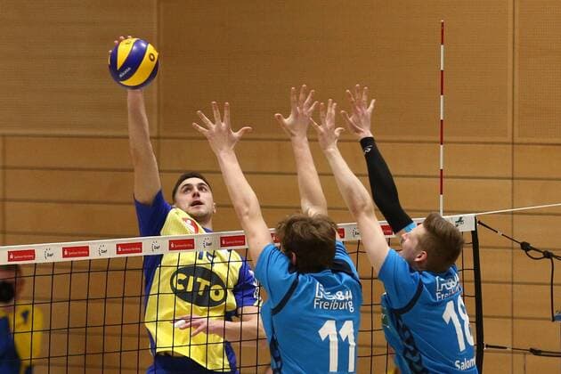 25.02.2017 - Volleyball - 2. Bundesliga Süd Männer - Saison 2016 2017 - SV Schwaig - FT Freiburg - MaWi - Perica Stanic (16, SV Schwaig, links) Peter Schnabel (11, FT Freiburg, mitte) Dominic Salomon (18, FT Freiburg, rechts)