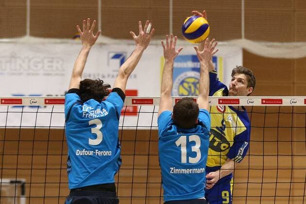 25.02.2017 - Volleyball - 2. Bundesliga Süd Männer - Saison 2016 2017 - SV Schwaig - FT Freiburg - MaWi - Eric Dufour-Feronce (3, FT Freiburg, links) Marc Zimmermann (13, FT Freiburg, mitte) Florian Tafelmayer (9, SV Schwaig, rechts)