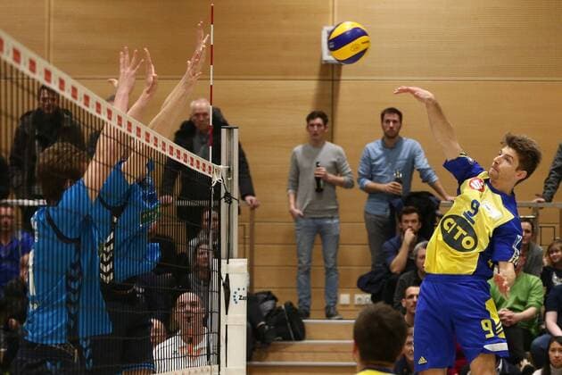 25.02.2017 - Volleyball - 2. Bundesliga Süd Männer - Saison 2016 2017 - SV Schwaig - FT Freiburg - MaWi - Florian Tafelmayer (9, SV Schwaig, rechts)
