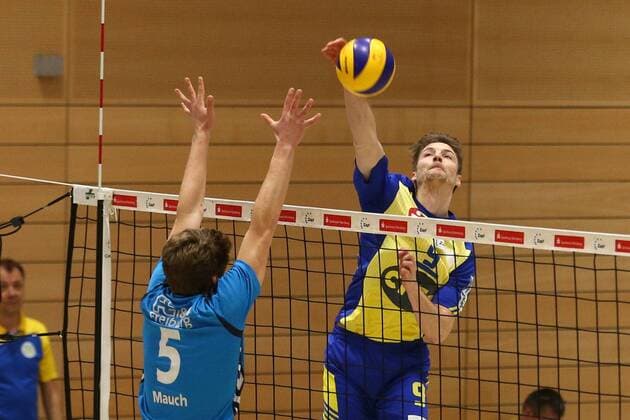 25.02.2017 - Volleyball - 2. Bundesliga Süd Männer - Saison 2016 2017 - SV Schwaig - FT Freiburg - MaWi - Paul Mauch (5, FT Freiburg, links) Florian Tafelmayer (9, SV Schwaig, rechts)