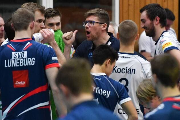GER,VBL, SVG Lueneburg vs VFB Friedrichshafen 25.02.2017, Gellersenhalle, Lueneburg, GER, VBL, SVG Lueneburg vs VFB Friedrichshafen, im Bild Trainer Stefan Huebner (Hübner Lueneburg) spricht mit der Mannschaft nordphoto xWitke