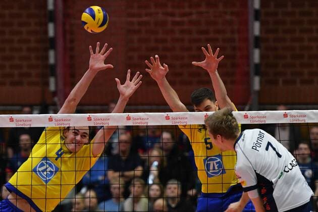GER,VBL, SVG Lueneburg vs VFB Friedrichshafen 25.02.2017, Gellersenhalle, Lueneburg, GER, VBL, SVG Lueneburg vs VFB Friedrichshafen, im Bild Jannik Poerner (Pörner Lueneburg 07) versucht sich gegen Andreas Takvam (Friedrichshafen 04) und David Sossenheimer (Friedrichshafen 05) durchzusetzen nordphoto xWitke