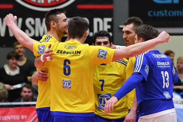 GER,VBL, SVG Lueneburg vs VFB Friedrichshafen 25.02.2017, Gellersenhalle, Lueneburg, GER, VBL, SVG Lueneburg vs VFB Friedrichshafen, im Bild die Mannschaft aus Friedrichshafen jubelt ueber den Sieg nordphoto xWitke