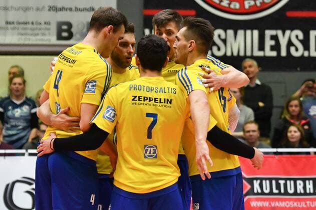 GER,VBL, SVG Lueneburg vs VFB Friedrichshafen 25.02.2017, Gellersenhalle, Lueneburg, GER, VBL, SVG Lueneburg vs VFB Friedrichshafen, im Bild die Mannschaft aus Friedrichshafen jubelt ueber den Sieg nordphoto xWitke