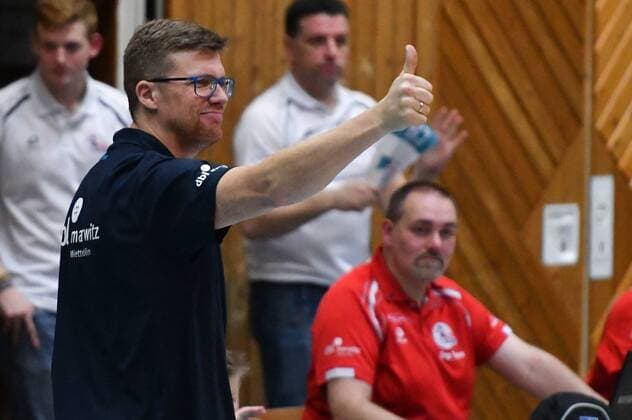 GER,VBL, SVG Lueneburg vs VFB Friedrichshafen 25.02.2017, Gellersenhalle, Lueneburg, GER, VBL, SVG Lueneburg vs VFB Friedrichshafen, im Bild Trainer Stefan Huebner (Hübner Lueneburg) zeigt den Daumen nach oben nordphoto xWitke