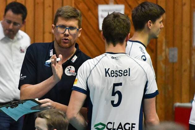 GER,VBL, SVG Lueneburg vs VFB Friedrichshafen 25.02.2017, Gellersenhalle, Lueneburg, GER, VBL, SVG Lueneburg vs VFB Friedrichshafen, im Bild Trainer Stefan Huebner (Hübner Lueneburg) spricht mit der Mannschaft nordphoto xWitke