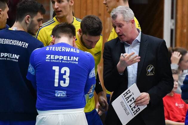 GER,VBL, SVG Lueneburg vs VFB Friedrichshafen 25.02.2017, Gellersenhalle, Lueneburg, GER, VBL, SVG Lueneburg vs VFB Friedrichshafen, im Bild Trainer Vital Heynen (Friedruchshafen) spricht mit der Mannschaft nordphoto xWitke