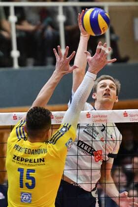 GER,VBL, SVG Lueneburg vs VFB Friedrichshafen 25.02.2017, Gellersenhalle, Lueneburg, GER, VBL, SVG Lueneburg vs VFB Friedrichshafen, im Bild Jannik Poerner (Pörner Lueneburg 07) versucht sich gegen Armin Mustedanovic (Friedrichshafen 15) durchzusetzen nordphoto xWitke