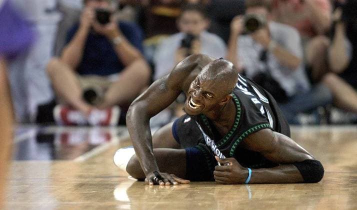 Kevin Garnett lies on the floor in the third quarter just before Anthonly Peeler punches him in game six of the second round of the NBA Basketball Herren USA Western Conference playoffs between the Sacramento Kings and the Minnesota Timberwolves Sunsday, May 16, 2004 at Arco Arena. Sacramento Bee photograph by Hector Amezcua Sacbee Online ZUMA Press Sacramento Bee Image Archive  - ZUMAwn.J 20040922_aaf_s76_594 Copyright: xHECTORxAMEZCUAx