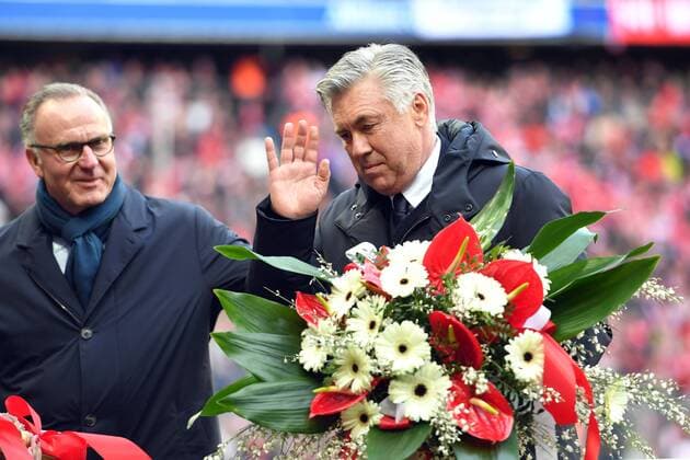 Carlo ANCELOTTI (Trainer FCB) wird von Karl Heinz RUMMENIGGE, (Vorstandsvorsitzender) fuer sein 1000. Spiel als Trainer geehrt,Blumenstrauss. Fussball 1. Bundesliga, 22. Spieltag, FC Bayern Muenchen (M)-HAmburger SV (HH), am 25.02.2017 in Muenchen Deutschland, A L L I A N Z A R E N A.