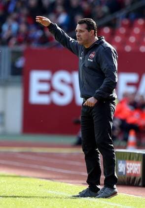 26.02.2017 - Fussball - Saison 2016 2017 - 2. Fussball - Bundesliga - 22. Spieltag: 1. FC Nürnberg Nuernberg FCN Club - VfL Bochum - DaMa - Alois Schwartz (Trainer 1.FC Nürnberg FCN ) zeigt an gestikuliert dirigiert gibt Anweisungen ruft schreit